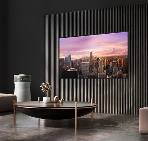 LG SIGNATURE OLED 8K hängs på väggen med LG SIGNATURE AirPurifier som ligger bredvid den i det vackra vardagsrummet.