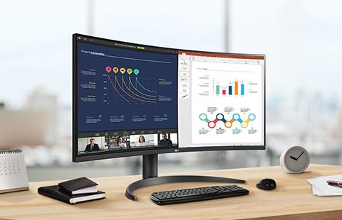 På skrivbordet syns en UltraWide-skärm placerad i 30-graders vinkel till vänster. Skärmen är delad på mitten, där den vänstra sidan visar en pågående videokonferens under arbetet, och den högra sidan visar dokumentredigering.