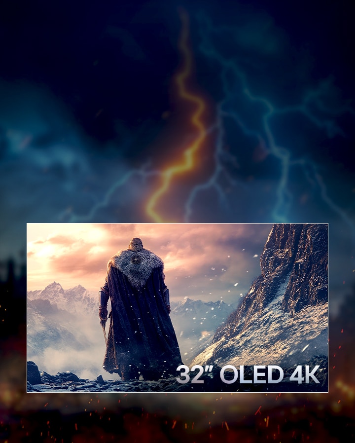 En dramatisk scen från ett fantasy-spel med en krigare i mantel som står framför en snöig bergskedja med texten ”32-tums OLED 4K” i det högra nedre hörnet.