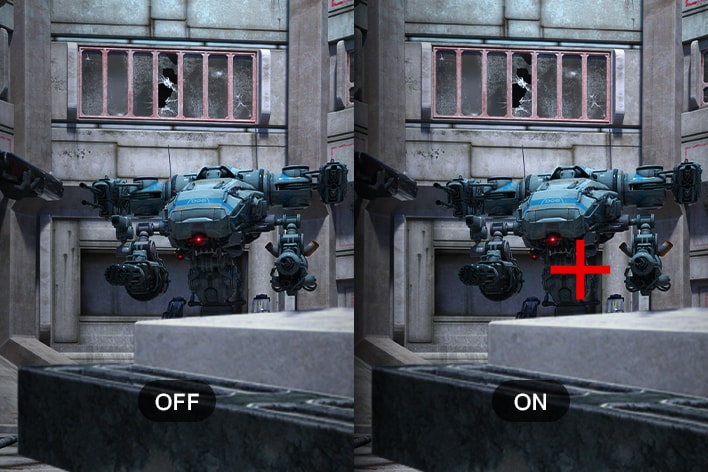Jämförelsebild av en mekanisk stridsrobot där vänster sida inte visar något målmärke (AV) och höger sida visar ett rött hårkors över roboten (ON).