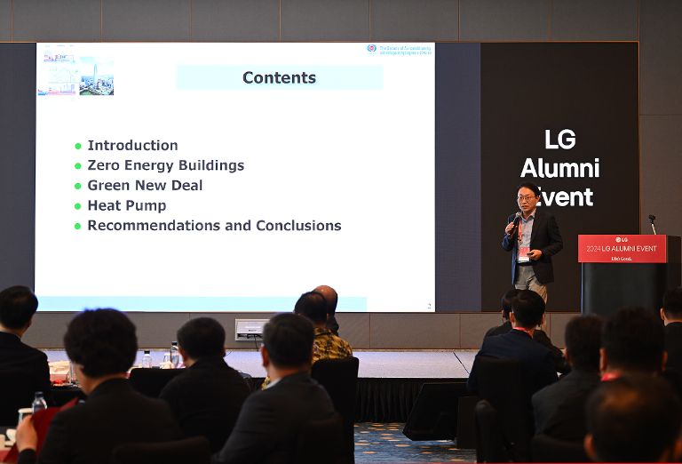 Speaker presenting a slide titled 'Contents' at the 2024 LG Alumni Event, with topics including Introduction, Zero Energy Buildings, Green New Deal, Heat Pump, and Recommendations and Conclusions.