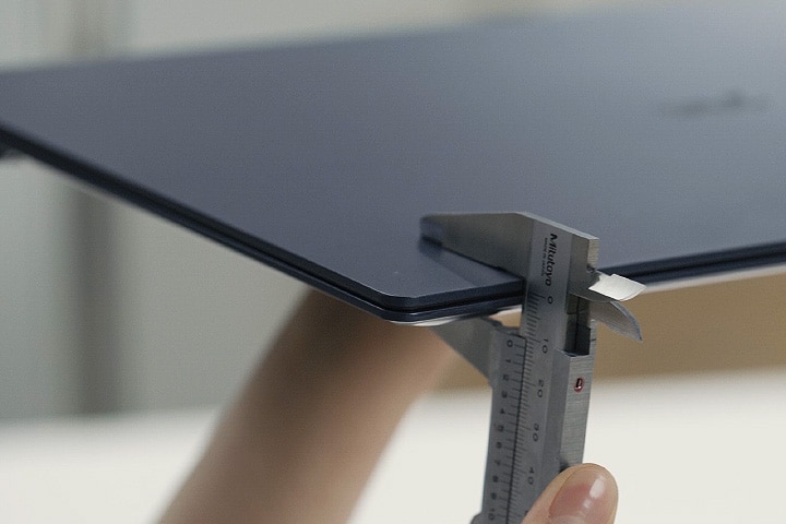 The video shows the various angle of the gram that shows an ultra-slim body.