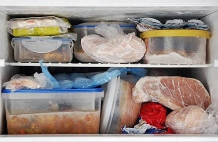 อาหารจำนวนมากแช่อยู่ในตู้เย็น