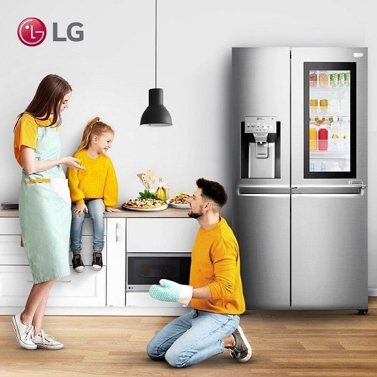  ครอบครัวและตู้เย็น LG ในครัว