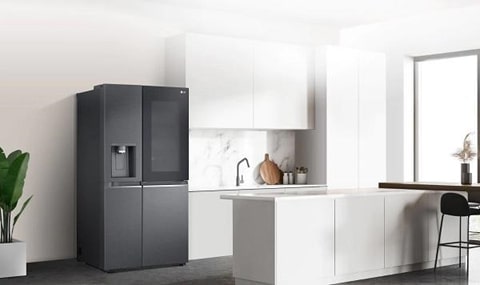 ตู้เย็น LG InstaView Door-in-Door™ วางอยู่ในห้องครัว