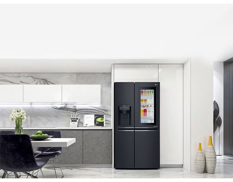 ตู้เย็น Side by Side LG วางอยู่ในห้องครัว