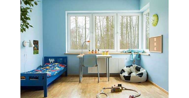 ห้องนอนเด็กสีฟ้าและหน้าต่างสีขาว