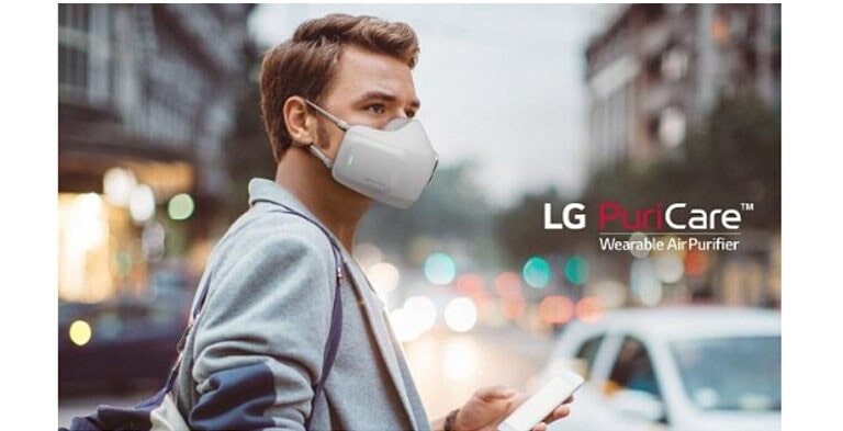ผู้ชายกำลังสวมหน้ากากฟอกอากาศ LG รุ่น AP551AWFA
