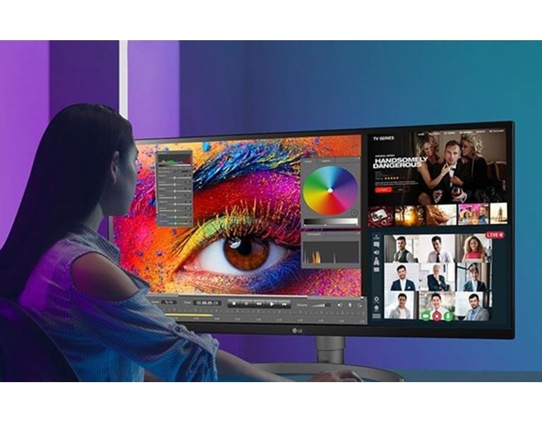 ผู้หญิงกำลังใช้งานจอคอมพิวเตอร์ LG UltraWide™