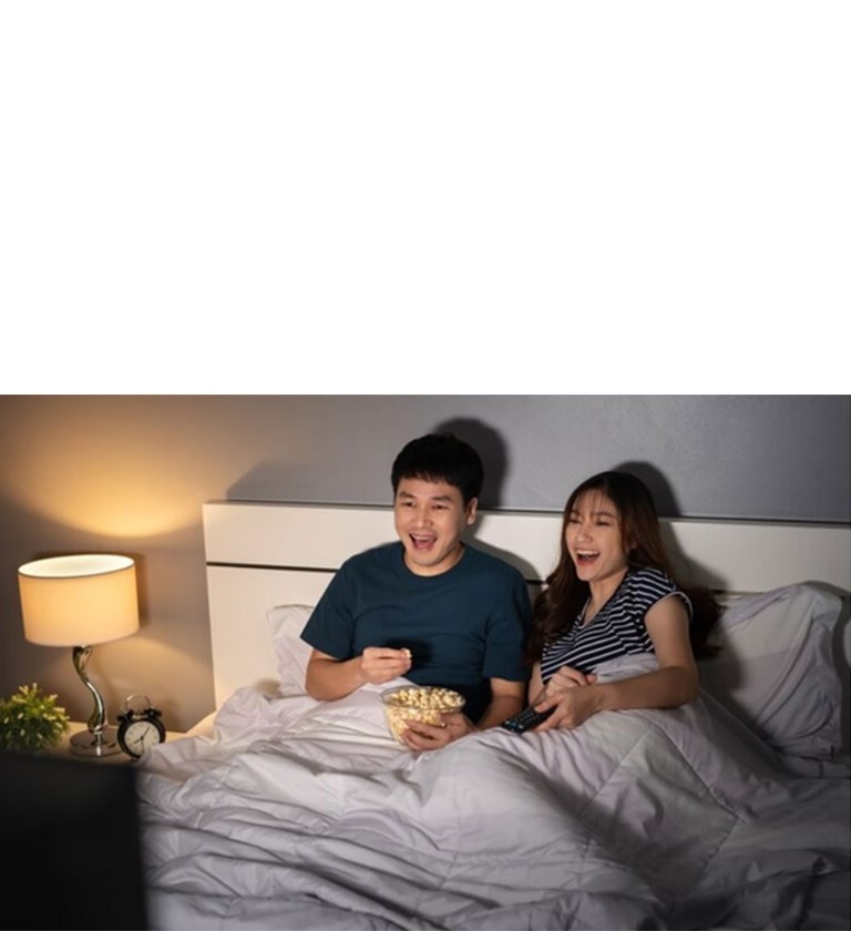คู่หนุ่มสาวดูซีรีส์เกาหลีบนเตียงตอนกลางคืน