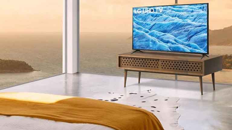 ทีวี LG UHD TV 4K รุ่น 65UM7300PTA ตั้งอยู่ในห้องนอน