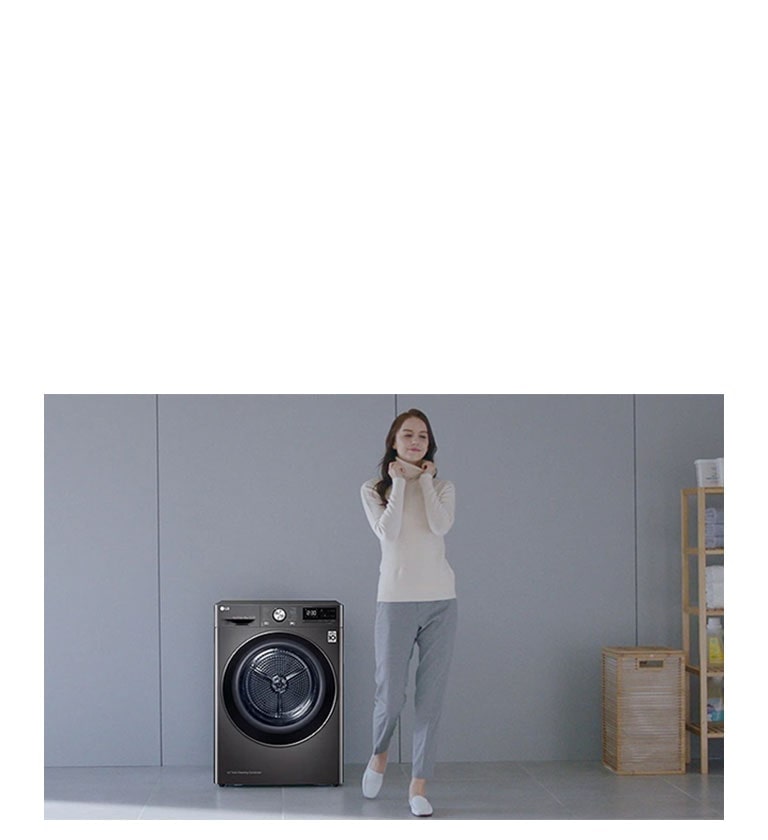 ผู้หญิงยืนข้างเครื่องซักผ้า LG