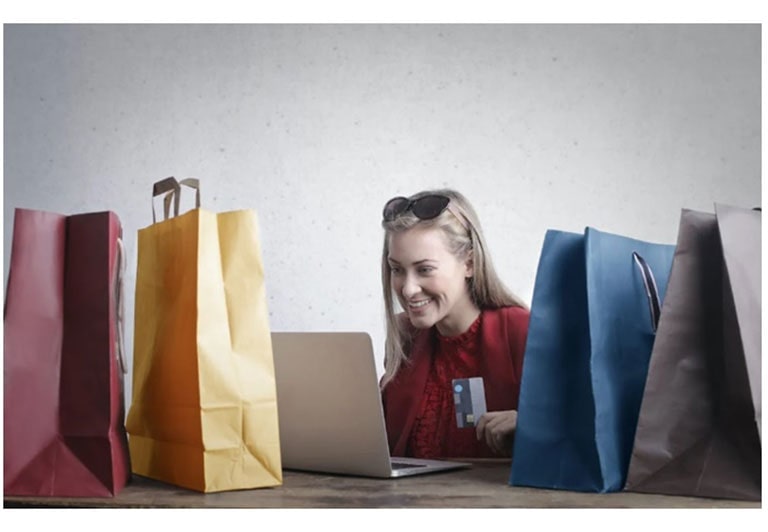 ผู้หญิงกำลังมีความสุขกับการเลือกซื้อสินค้าออนไลน์