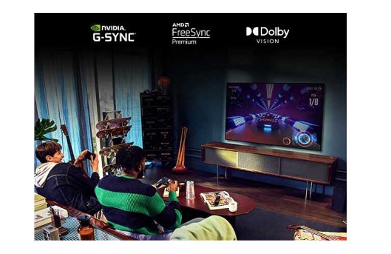 ผู้ชายสองคนนั่งเล่นเกม พร้อมระบบภาพ Dolby Vision Gaming 4K.