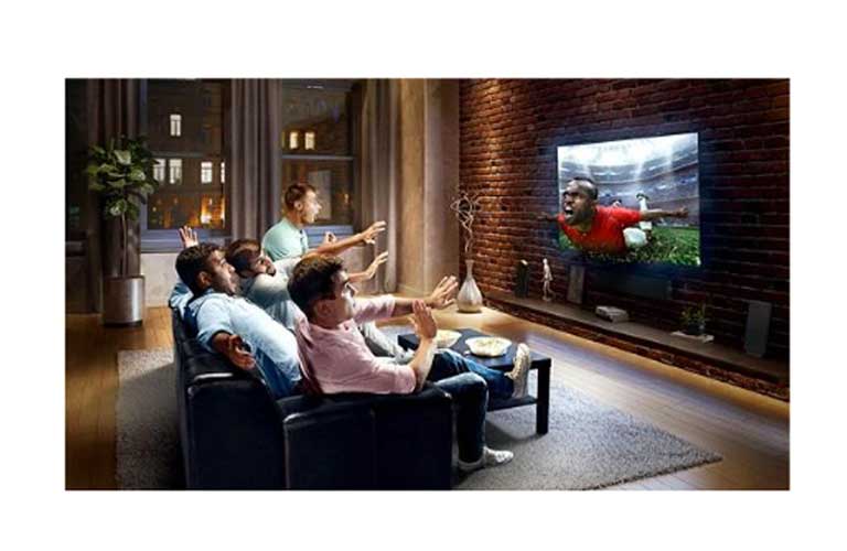 กลุ่มเพื่อนดูบอลผ่านหน้าจอทีวี LG Full HD Smart TV รุ่น 43LM5750