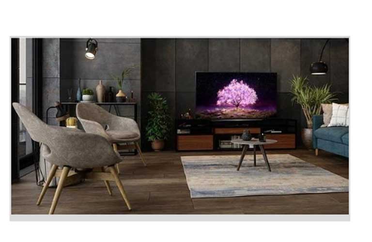 LG OLED 4K Smart TV รุ่น OLED77C1 ในห้องนั่งเล่น
