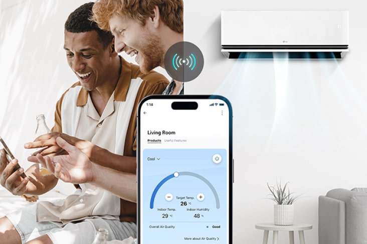ผู้ชายสองคนกำลังใช้แอป LG ThinQ บนสมาร์ทโฟนเพื่อควบคุมเครื่องปรับอากาศอัจฉริยะ โดยปรับอุณหภูมิและความชื้น	