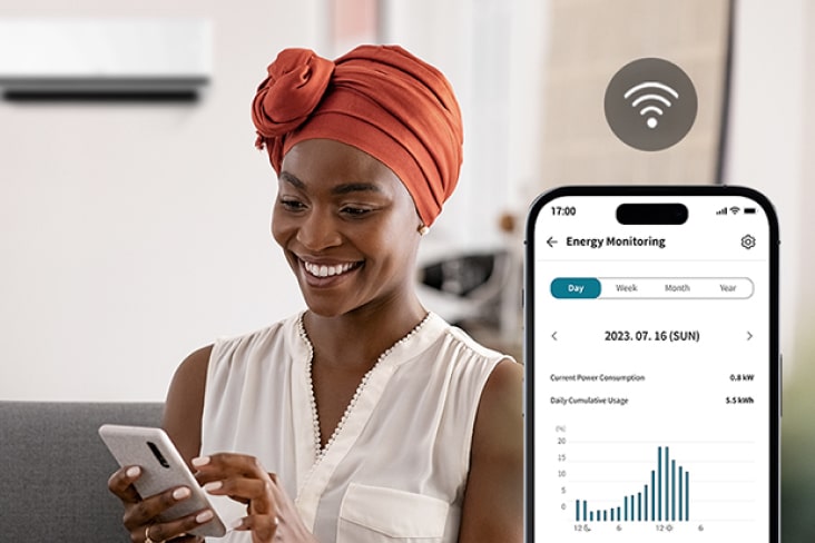 ผู้หญิงกำลังใช้แอป LG ThinQ พร้อม kW Manager เพื่อตรวจสอบการใช้พลังงานและดูกราฟการใช้พลังงานบนโทรศัพท์ของเธอ	