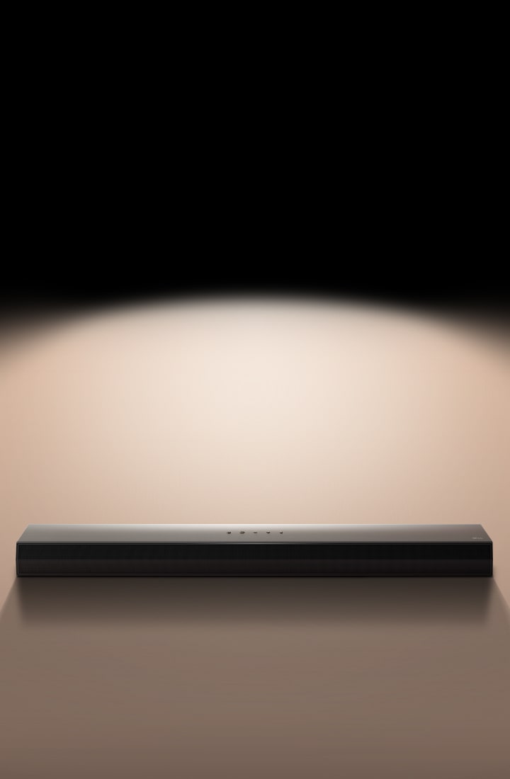 LG Soundbar กับฉากหลังสีดำที่เน้นด้วยสปอตไลท์