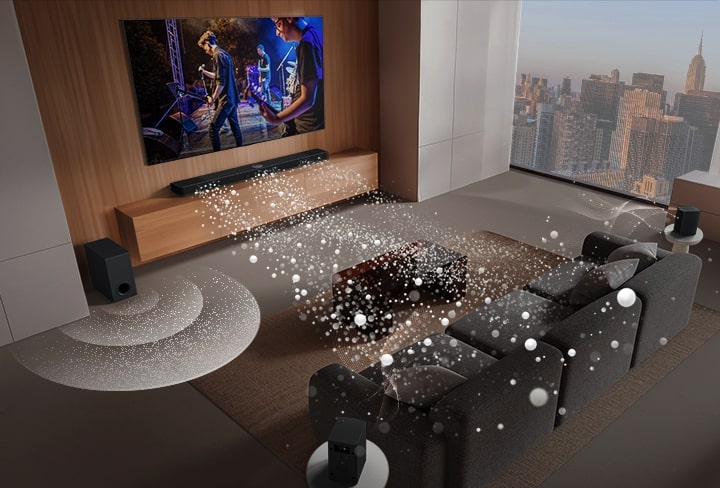 LG Soundbar, LG TV และซับวูฟเฟอร์อยู่ในห้องนั่งเล่นที่แสดงภาพหน้าจอพร้อมการเล่นดนตรี คลื่นเสียงสีขาวสามกิ่งที่ประกอบด้วยหยดที่ฉายออกมาจากซาวด์บาร์และซับวูฟเฟอร์กำลังสร้างเอฟเฟกต์เสียงจากด้านล่าง