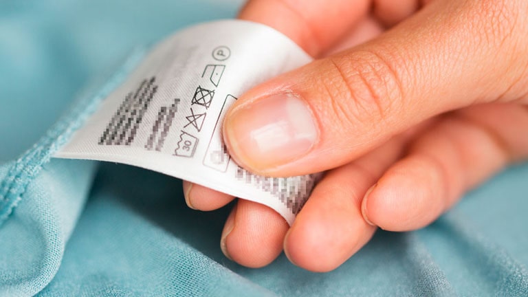 สัญลักษณ์ซักผ้ามักนิยมเย็บติดกับเสื้อผ้าเพื่อบอกแหล่งผลิต วัตถุดิบ และวิธีการดูแลผ้า