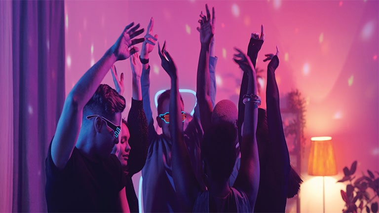 ลำโพงบลูทูธเบสหนักสำหรับปาร์ตี้ในบ้าน