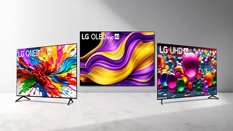 ทีวีหลายประเภทเปิดเรียงรายประกอบบทความ QNED vs OLED vs UHD