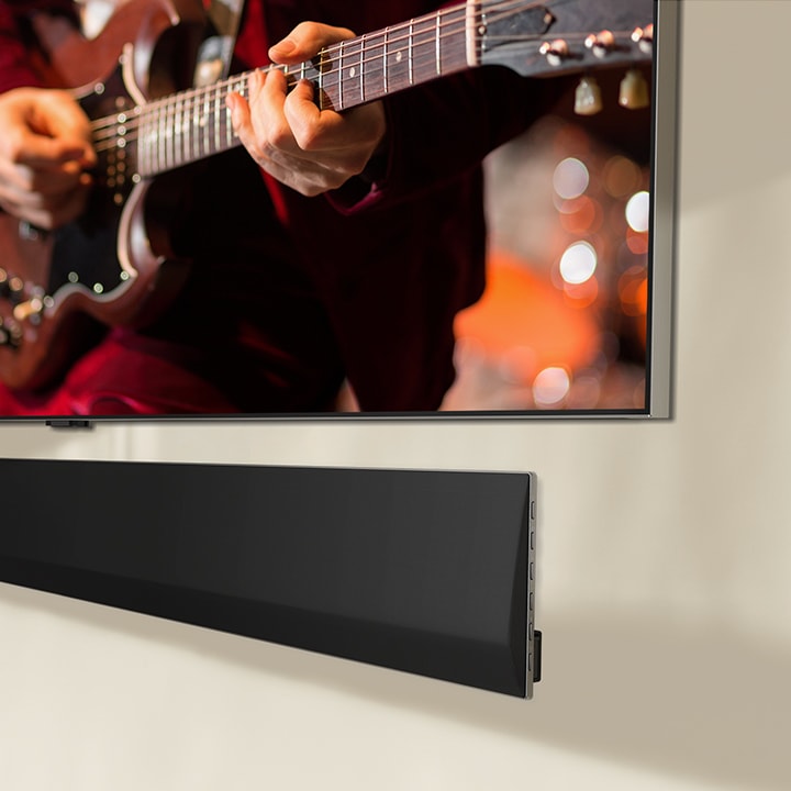 มุมมองเชิงมุมของด้านล่างของ LG OLED TV และ LG Soundbar