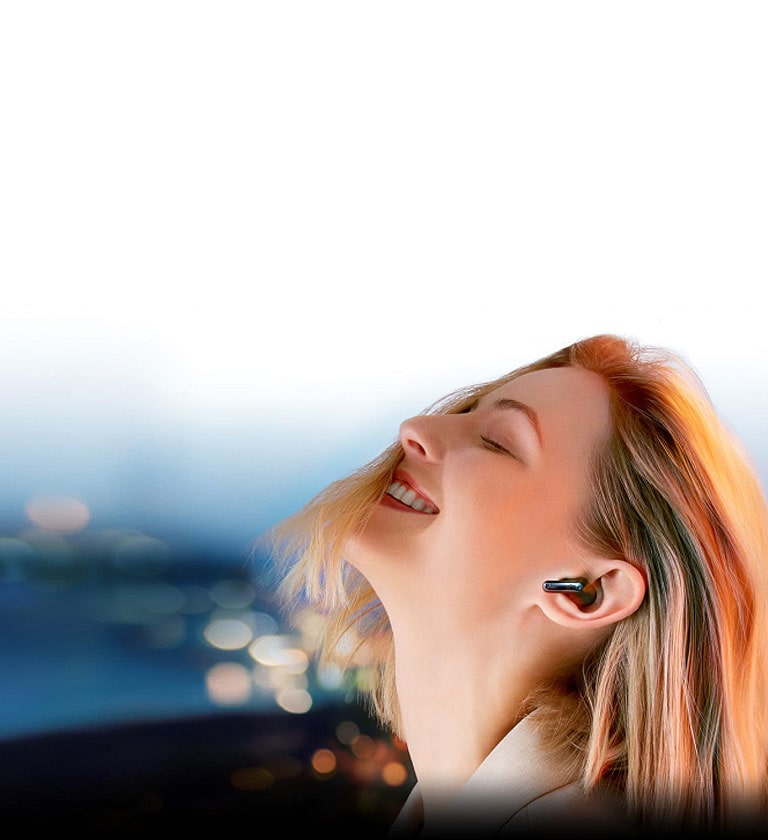 ผู้หญิงกำลังมีความสุขกับการฟังเพลง