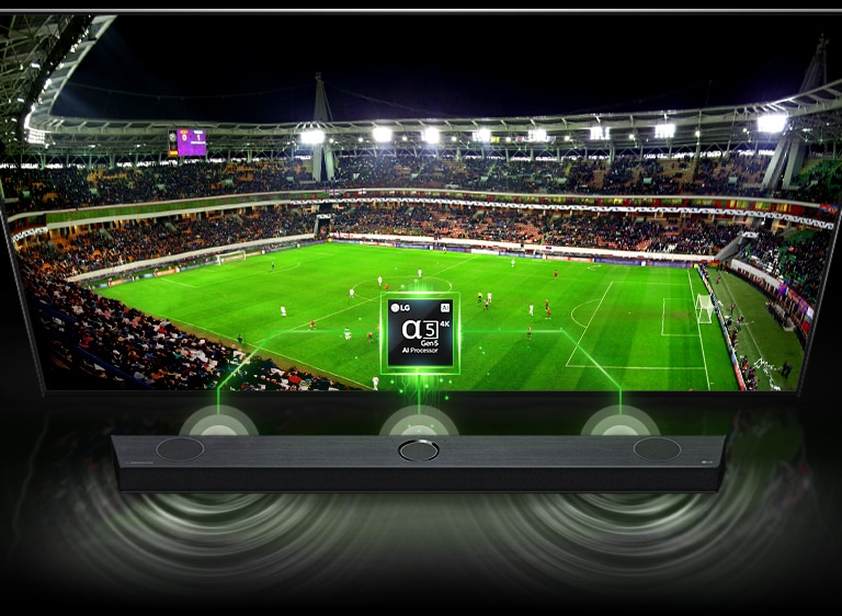 มีภาพ 'ชิป Alpha 5' บนทีวี และซาวด์บาร์อยู่ด้านล่าง และบนทีวี ภาพสนามฟุตบอล ผู้หญิงเดินอยู่บนชายหาดยามอาทิตย์ตกดิน และสถานที่จัดคอนเสิร์ตปรากฏบนหน้าจอทีละภาพ และบนซาวด์บาร์ เอฟเฟ็กต์คลื่นเสียงและสีเปลี่ยนแปลงตามหน้าจอ