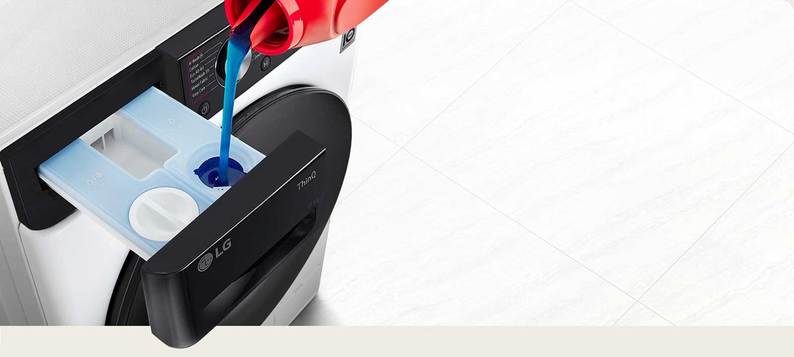 Deterjan çamaşır makinesinin deterjan bölmesine dökülüyor.