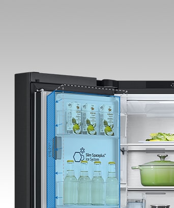 Buzdolabının içinde mavi ile vurgulanmış ince iç buz yapıcı bulunmaktadır ve buzdolabının içi malzeme doludur