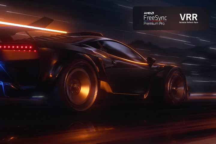 Yarış oyununda hızlı giden bir arabayı gösteren bulanık bir sahne. Sahne geliştirilir ve ortaya pürüzsüz ve net bir hareket çıkar. Sağ üst köşede FreeSync Premium logo ve VRR logo.