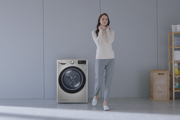 LG kurutma makinesinin yanında duran kadın