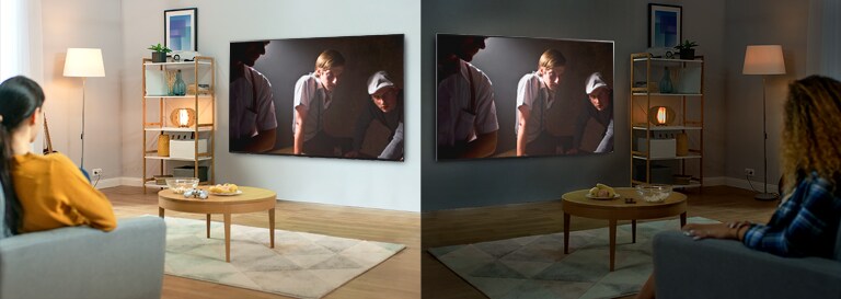 Kanepede oturarak duvara monte edilmiş büyük bir TV'de film izleyen kadına ait iki resim. Soldaki görüntü aydınlık, sağdaki görüntü karanlık bir odayı gösteriyor.