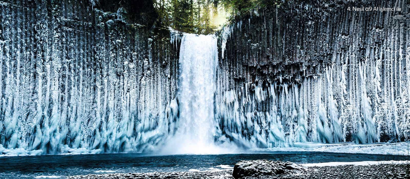 Bir ormandaki donmuş şelalenin görüntü kalitesinin kaydırmalı karşılaştırması.