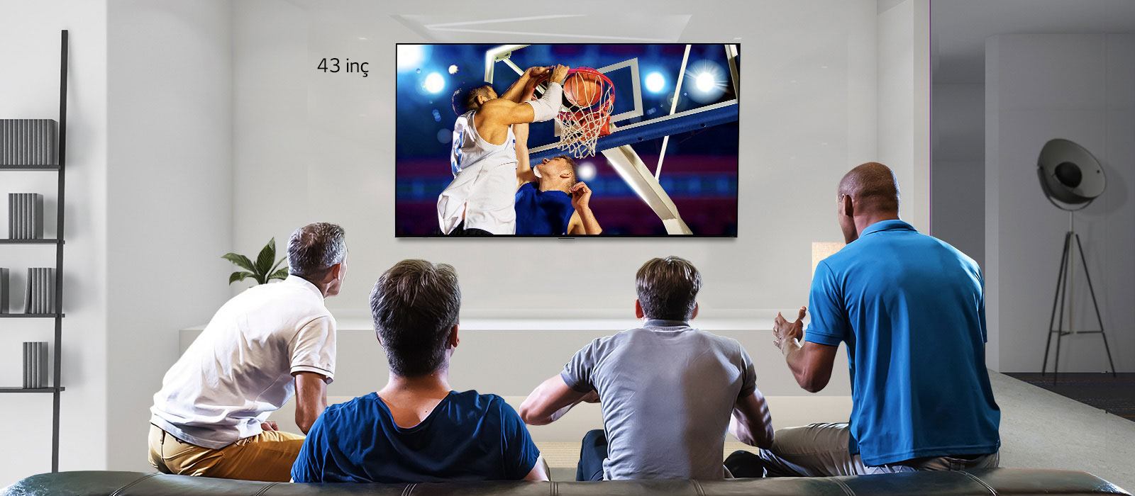 Dört adamın izlediği bir basketbol maçını gösteren duvara monte edilmiş televizyonun arkadan görünümü. Ekran soldan sağa kaydırıldığında, 43 inçlik ve 86 inçlik ekranlar arasındaki boyut farkı gösterilir.