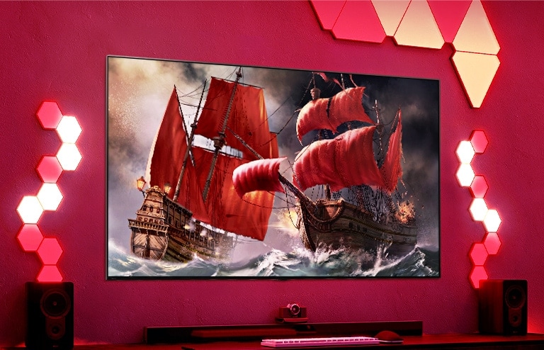 Kırmızı bir duvara yerleştirilmiş QNED TV ve ekranda bir korsan gemisi.