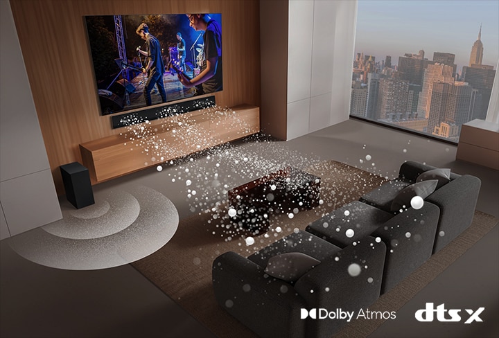 Bir gökdelenin oturma odasında bulunan LG Soundbar, LG TV ve subwoofer müzik performansını gösteriyor. Soundbar'dan çıkan damlacıklardan oluşan üç kollu beyaz ses dalgası yansıtılıyor ve bir subwoofer alttan ses efekti yaratıyor. Dolby Atmos logosu DTS X logosu