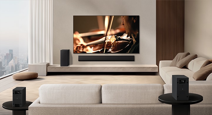 LG Soundbar, LG TV, subwoofer ve arka hoparlörler modern bir apartman dairesinde. Arka plan karartılır ve LG TV'den gelen görüntünün üzerinde, bir alan taranması gibi ızgara kaplaması belirir. Arka hoparlörden bir noktalı çizgi uzanarak doğrusal olarak iki arka hoparlörü gösterir. Arka hoparlörlerin önden perspektifinden damlacıklardan oluşan beyaz ses dalgaları çıkıyor.