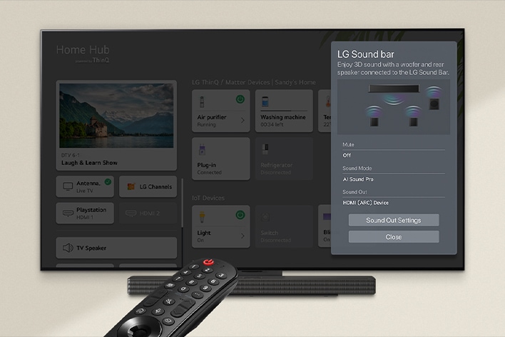 LG Uzaktan Kumanda altında LG Soundbar bulunan bir LG TV’ye işaret ediyor. LG TV ekranda WOW Arayüz menüsünü gösteriyor.
