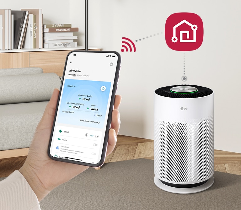 一隻手拿著手機，手機左邊顯示 LG ThinQ 應用程式的螢幕，右邊顯示 LG ThinQ 的標誌，下面有台 Puricare 空氣清淨機連接到手機。