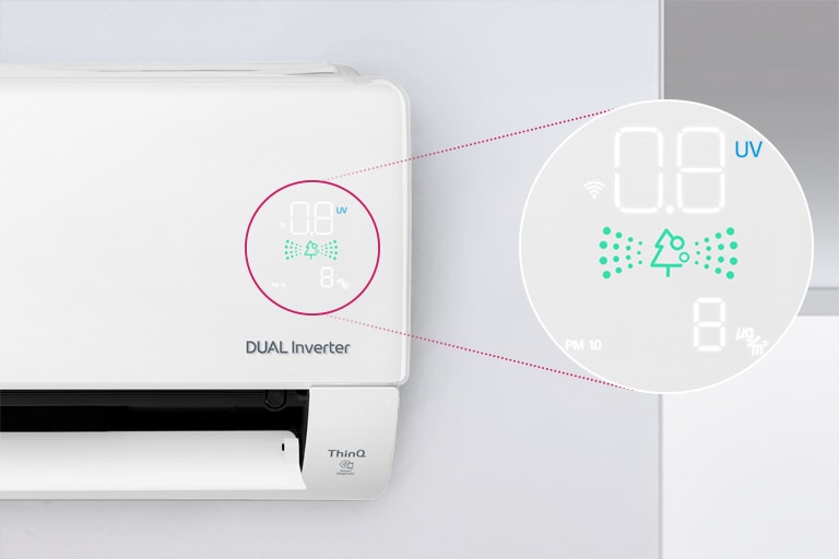 可見半台安裝在牆上的 LG 空調，前出風口打開代表機器已啟動。機器的空氣品質燈旁有一個圓圈，放大圓圈伸出，顯示空氣品質面板的綠燈和數字以顯示精準的空氣品質。機器上可見雙變頻標誌。