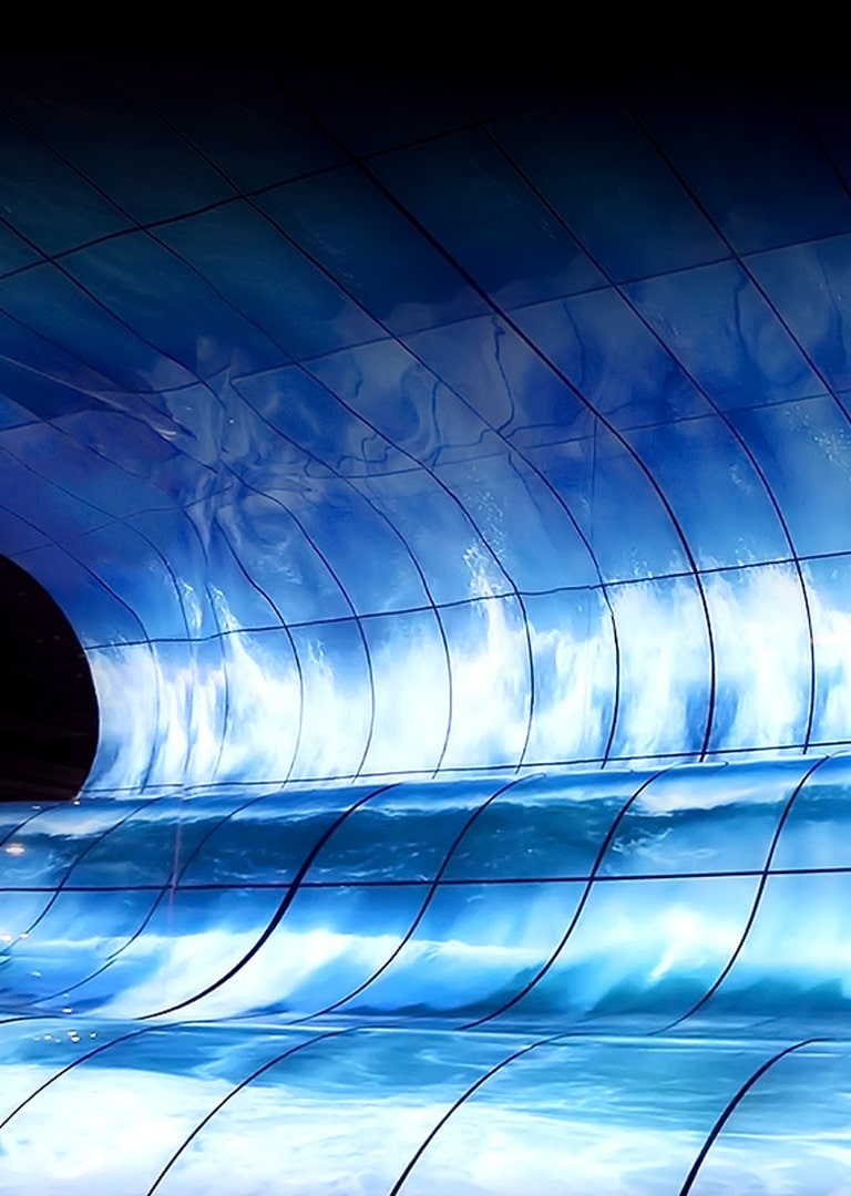 無論是娛樂、展示還是商業空間,曲面 OLED 都能提供獨特的視覺享受。