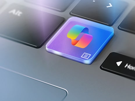 圖片顯示鍵盤的特寫，聚焦於帶有 Windows Copilot 圖示的彩色按鍵上。