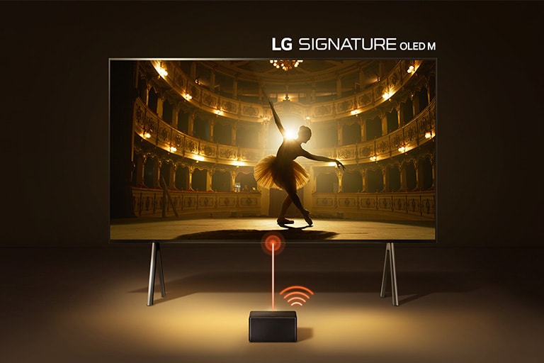 LG Signature OLED M 顯示芭蕾舞者在舞台上表演，而 Zero Connect Box 放置在地板上。