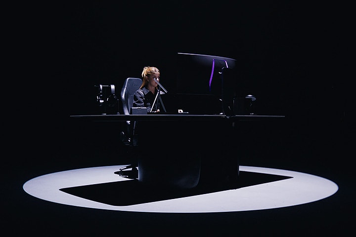 全新推出 800R 曲面螢幕,環繞您的世界而展開,給您最沉浸的影音體驗。