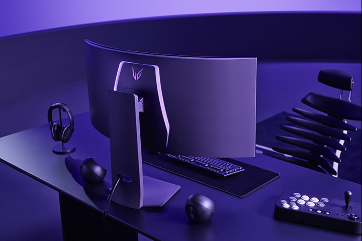 採用全新獨特的六角型設計搭配L型支架,讓您擁有簡潔美觀的遊戲空間,最大程度減少桌面空間佔用。