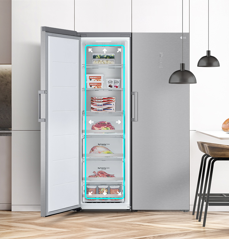 從前方顯示門打開的冷凍櫃,且藍色方塊和箭頭向外突出,突出顯示內部充足的空間。