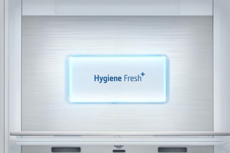 影片從冰箱上「Hygiene Fresh+」面板的特寫視圖開始。各種細菌飛來飛去,然後都被吸入「Hygiene Fresh+」面板,而燈光照射到面板上。